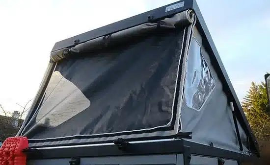 ZWO.EINZ Wohnkabine für Pick-up im geöffneten Zustand mit Fenster und robustem Dachrahmen.