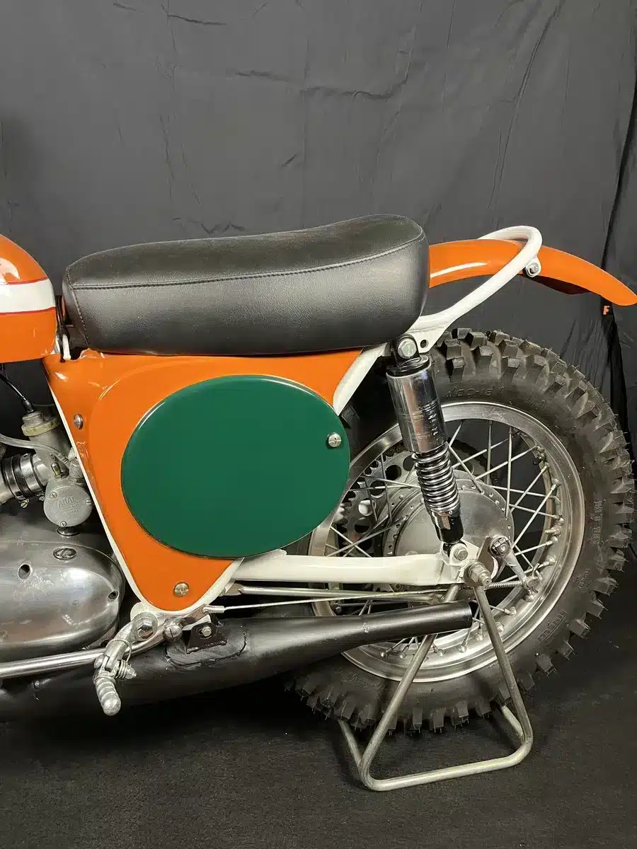 Restauriertes Heck einer Montesa 250 GP Motocross-Maschine, Baujahr 1968, mit Details wie Sitzbank, Federung und Hinterrad