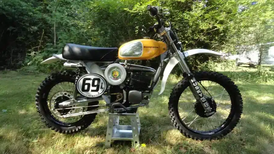 Geländemotorrad Husqvarna 125CR Lightweight Baujahr 1974 auf einer Wiese, Seitenansicht