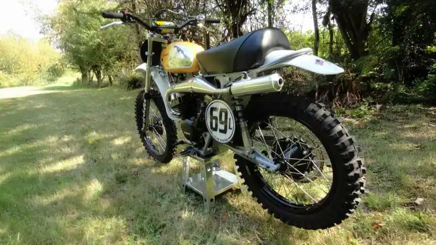 Klassisches Offroad-Motorrad Husqvarna 125CR Lightweight Baujahr 1974 mit seitlicher Startnummer, stehend auf einer Wiese