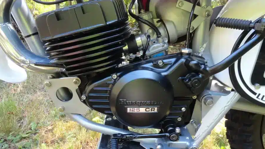 Nahaufnahme des Motors einer Husqvarna 125CR Lightweight von 1974, mit klar sichtbarer Modellbezeichnung.