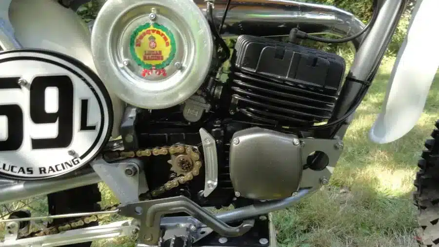 Motor und Kettenantrieb einer 1974 Husqvarna 125CR Lightweight im Detail