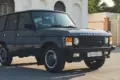 Range Rover Classic Baujahr 1988 in Caspian Blue, Frontansicht, rechtsgelenkt, im Originalzustand.