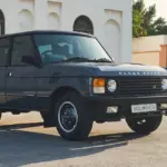 Range Rover Classic Baujahr 1988 in Caspian Blue, Frontansicht, rechtsgelenkt, im Originalzustand.