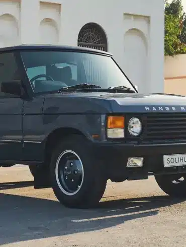 Range Rover Classic Baujahr 1988 in Caspian Blue, Frontansicht, rechtsgelenkt, im Originalzustand.