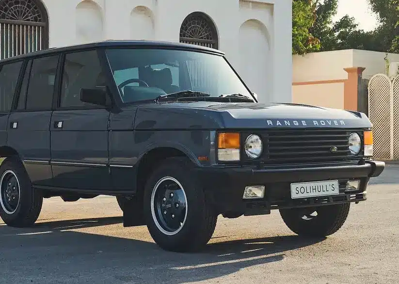 Range Rover Classic Baujahr 1988 in Caspian Blue, Frontansicht, rechtsgelenkt, im Originalzustand.
