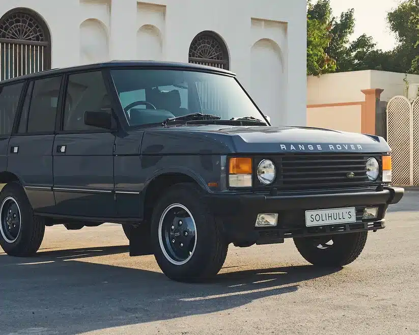 Range Rover Classic Baujahr 1988 in Caspian Blue, Frontansicht, rechtsgelenkt, im Originalzustand.