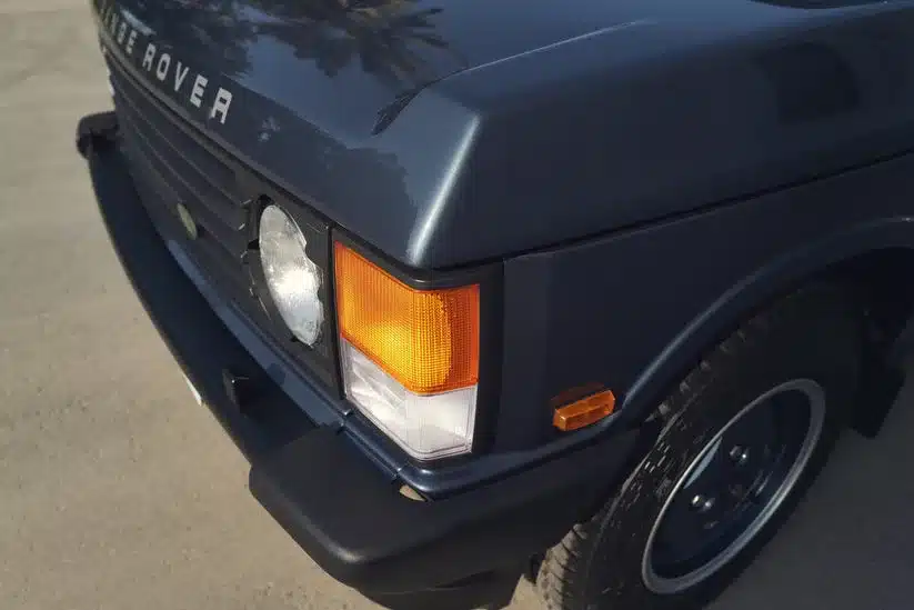 Frontansicht eines Range Rover Classic aus dem Jahr 1988 in dunkelblauer Lackierung