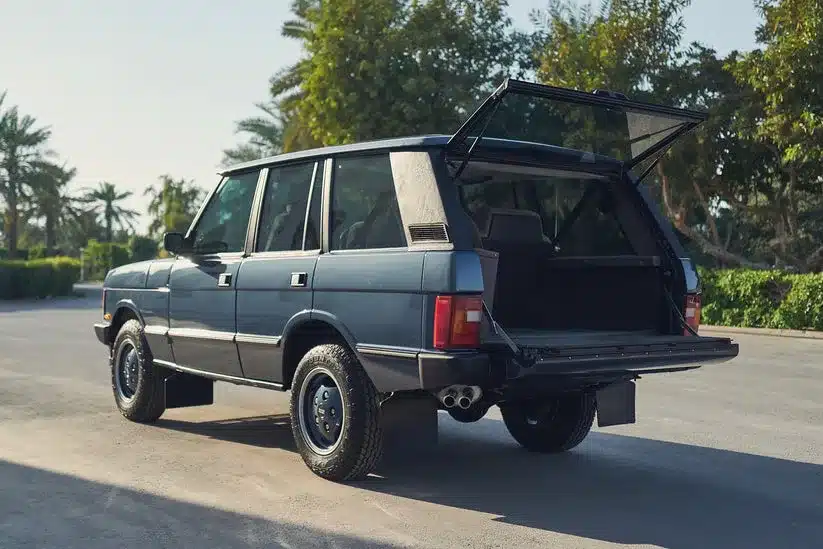 Range Rover Classic 1988 in Caspian Blue mit geöffneter Heckklappe, Heckansicht