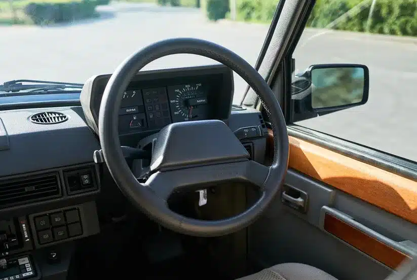 Armaturenbrett und Lenkrad eines Range Rover Classic von 1988, Rechtslenker, klassische britische Geländewagen-Innenausstattung.
