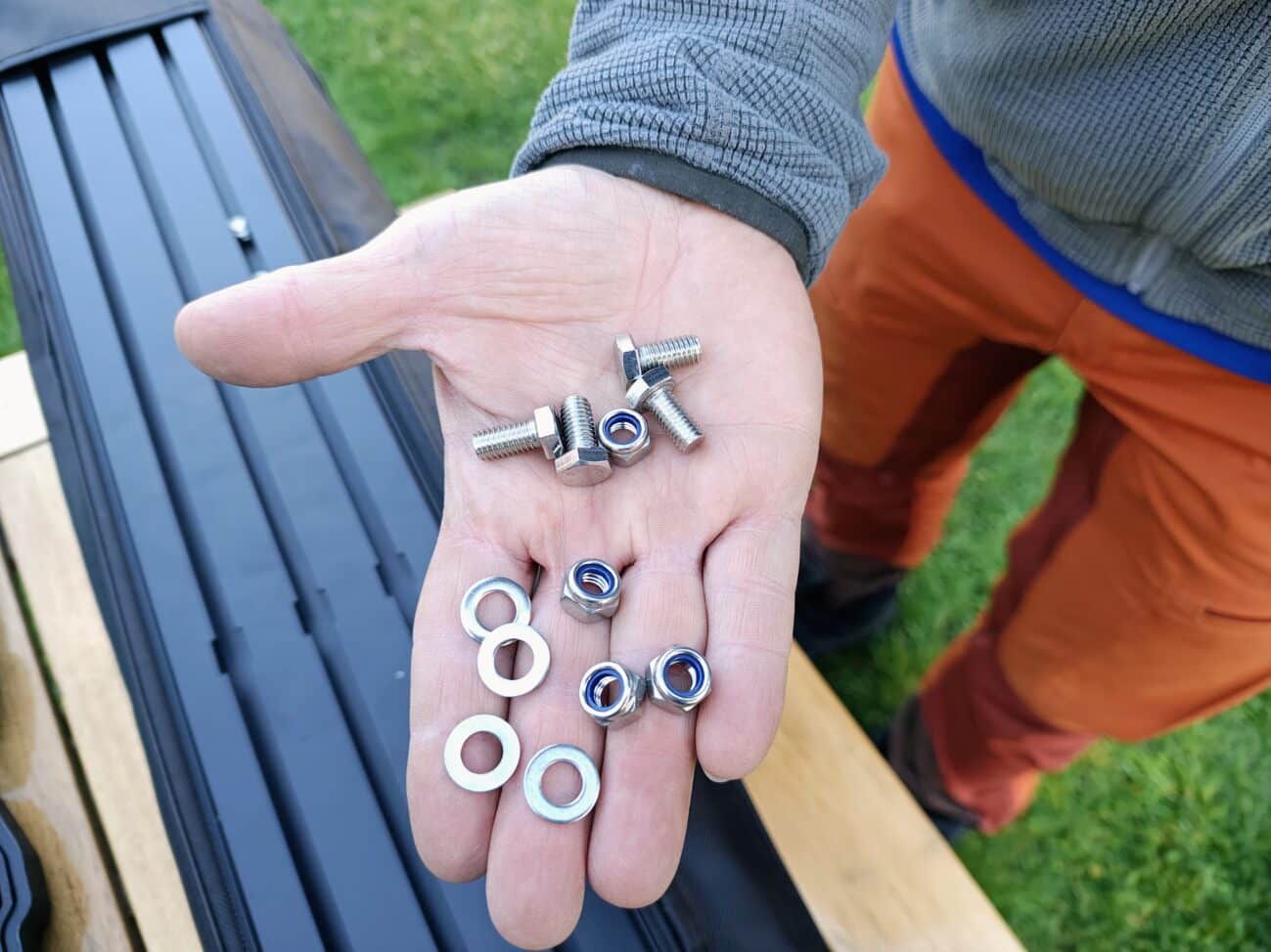 Mitgelieferte Montage- und Befestigungsteile für das Campwerk Duschzelt