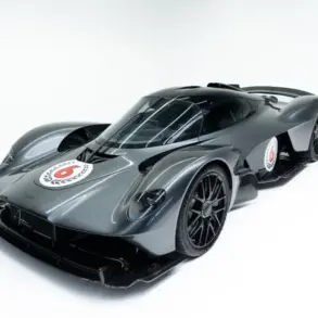 Aston Martin Valkyrie, graues Coupé, von vorne schräg fotografiert, auf weißem Hintergrund