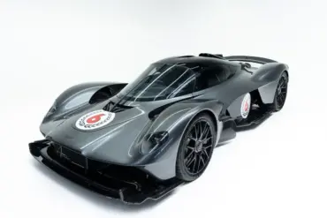 Aston Martin Valkyrie, graues Coupé, von vorne schräg fotografiert, auf weißem Hintergrund