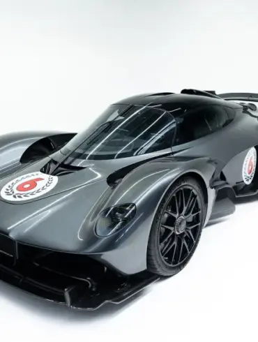 Aston Martin Valkyrie, graues Coupé, von vorne schräg fotografiert, auf weißem Hintergrund