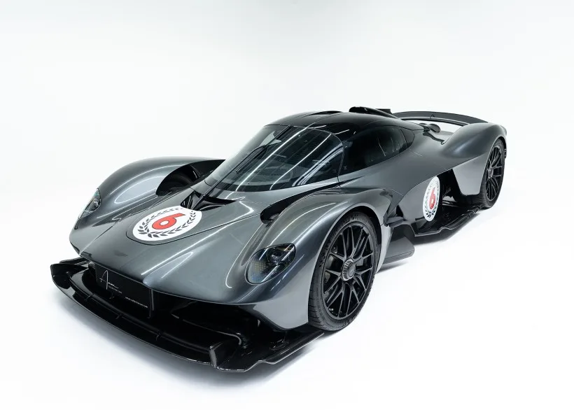 Aston Martin Valkyrie, graues Coupé, von vorne schräg fotografiert, auf weißem Hintergrund