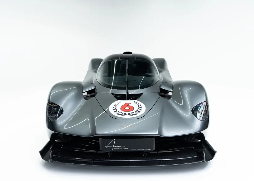 Aston Martin Valkyrie Hypercar in Grau, Frontansicht auf weißem Hintergrund