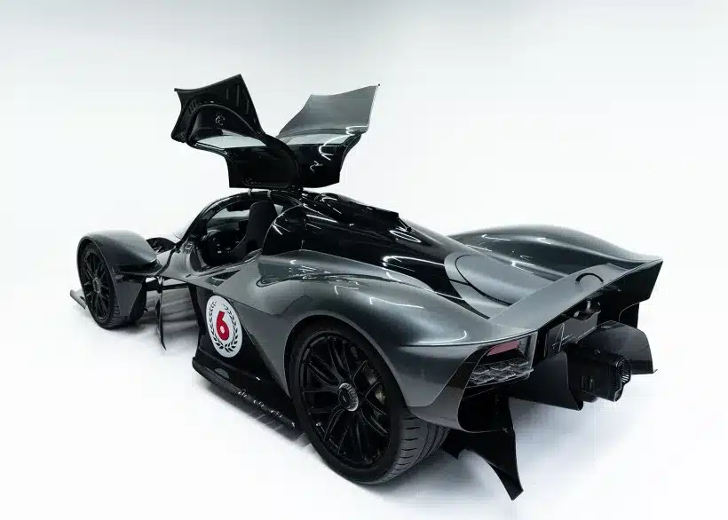 Aston Martin Valkyrie in Grau, Heckansicht mit geöffneten Flügeltüren und markanten Aero-Elementen