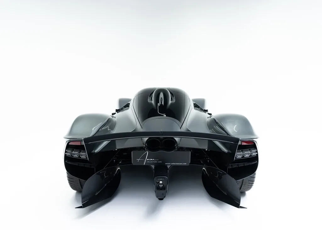 Aston Martin Valkyrie von hinten mit ausgeprägten Aerodynamik-Elementen und grau lackierter Karosserie.