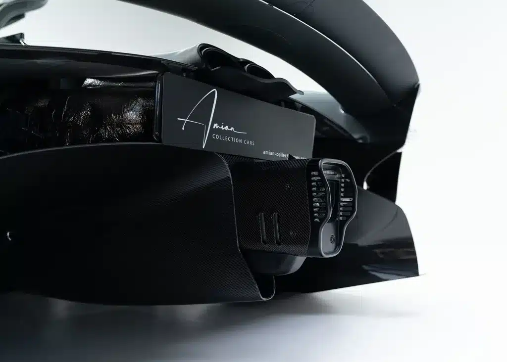 Nahaufnahme des Heckdiffusors und der Auspuffanlage eines Aston Martin Valkyrie in Schwarz.