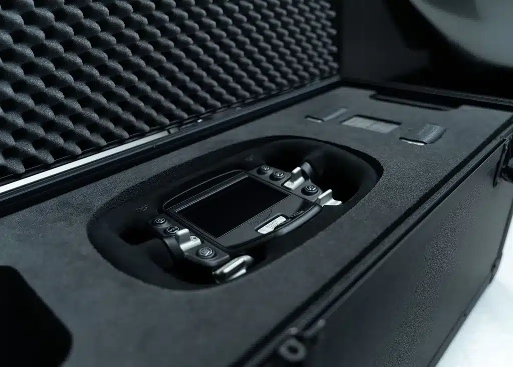 Transportkoffer mit dem Lenkrad des Aston Martin Valkyrie, Hightech-Design mit Display und Bedienelementen