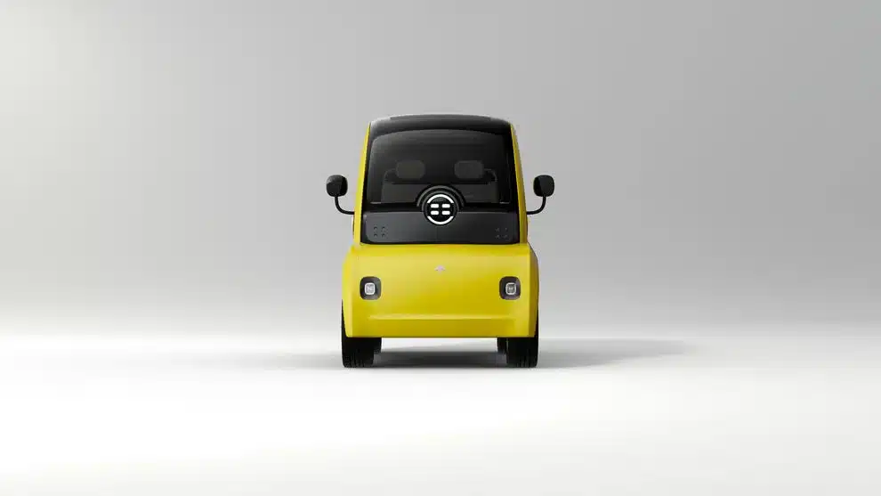 Gelbes Elektro-Leichtfahrzeug ASTRAUX AL6 oder AL7 von vorne mit charakteristischem zentralem Cyclops-Rundscheinwerfer.