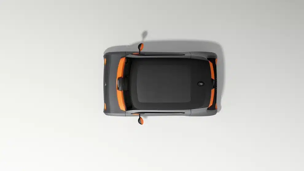 Vogelperspektive auf ein modernes zweisitziges Elektro-Microcar mit Panoramafenster und orangefarbenen Designelementen.