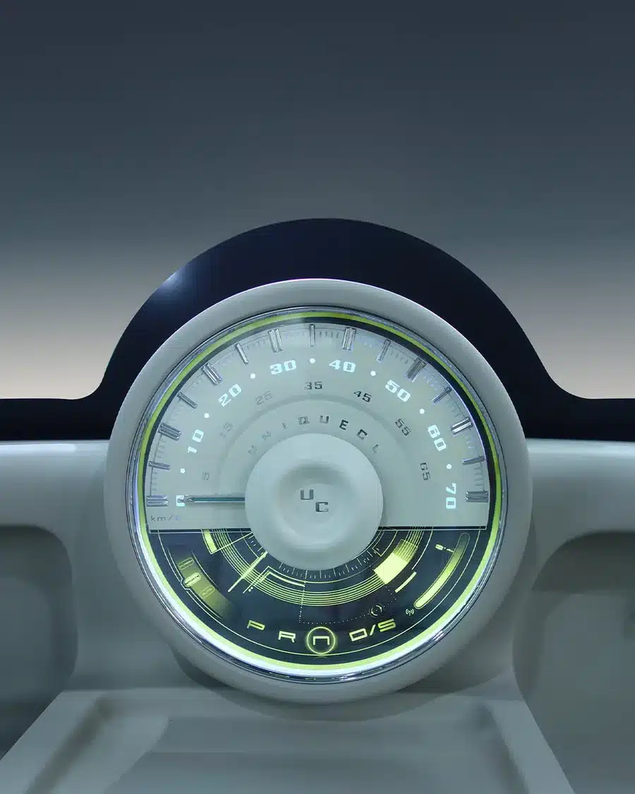 Rundes Tachoinstrument im Retro-Design mit moderner Anzeige in einem ASTRAUX Microcar.