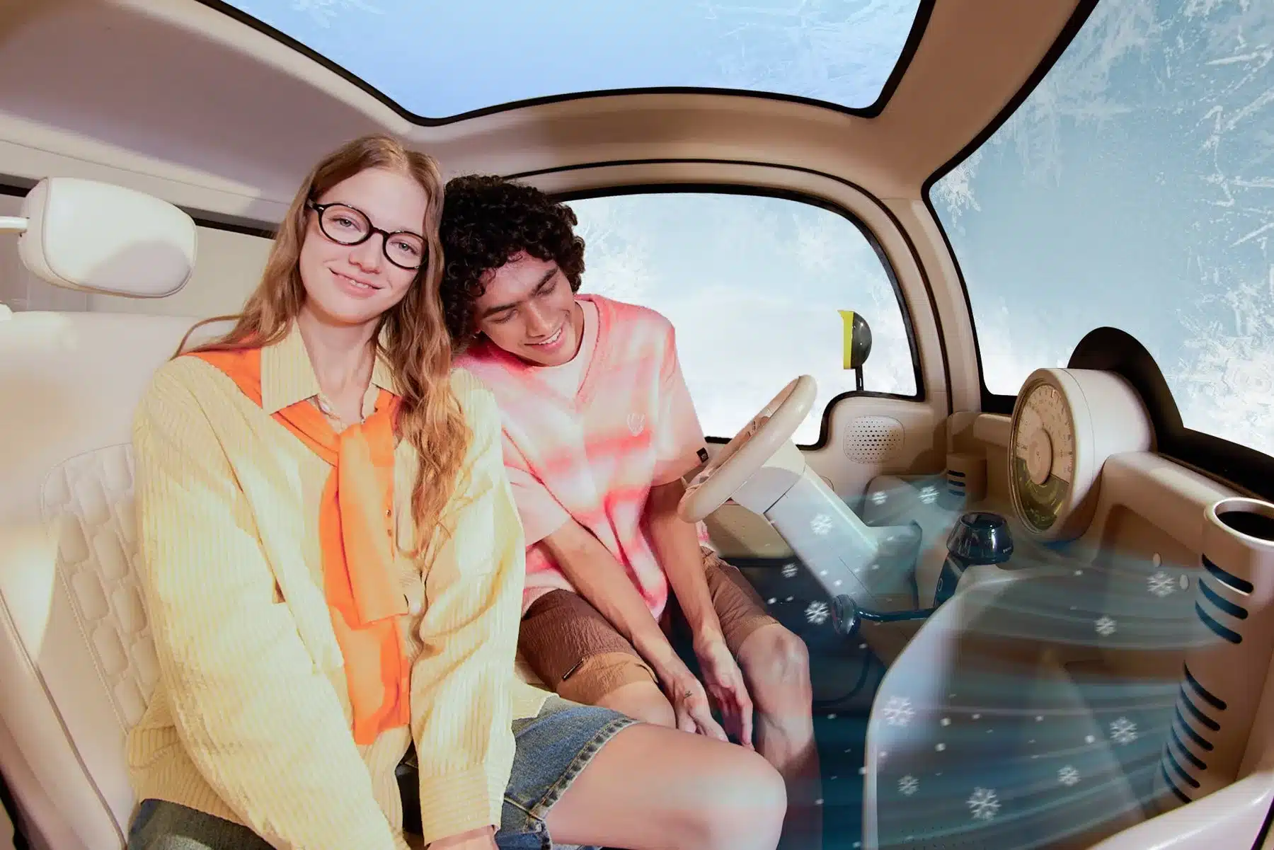 Innenraum eines ASTRAUX Elektro-Microcars mit zwei Jugendlichen, großem Panoramafenster und eingeschalteter Klimaanlage.