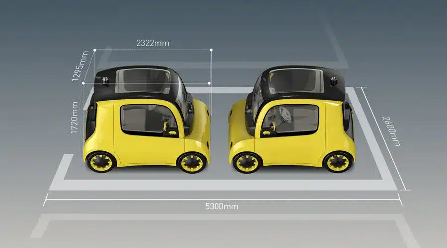 Zwei gelbe Elektro-Microcars der Marke ASTRAUX mit eingezeichneten Maßen auf einem Parkplatz.