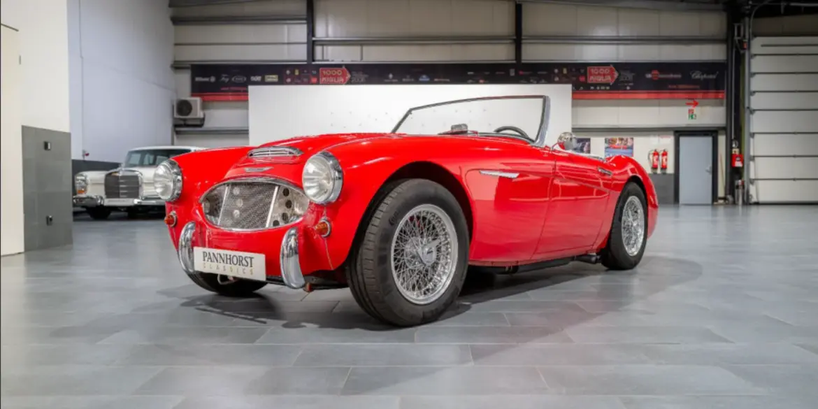 Restaurierter Austin-Healey 3000 MK1 von 1959, roter Roadster, ausgestellt in einer modernen Halle