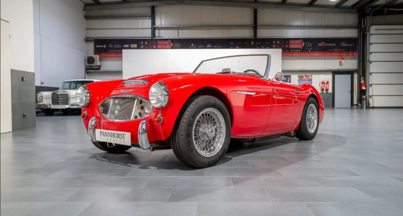 Restaurierter Austin-Healey 3000 MK1 von 1959, roter Roadster, ausgestellt in einer modernen Halle