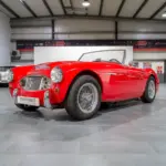 Restaurierter Austin-Healey 3000 MK1 von 1959, roter Roadster, ausgestellt in einer modernen Halle