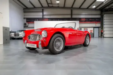 Restaurierter Austin-Healey 3000 MK1 von 1959, roter Roadster, ausgestellt in einer modernen Halle