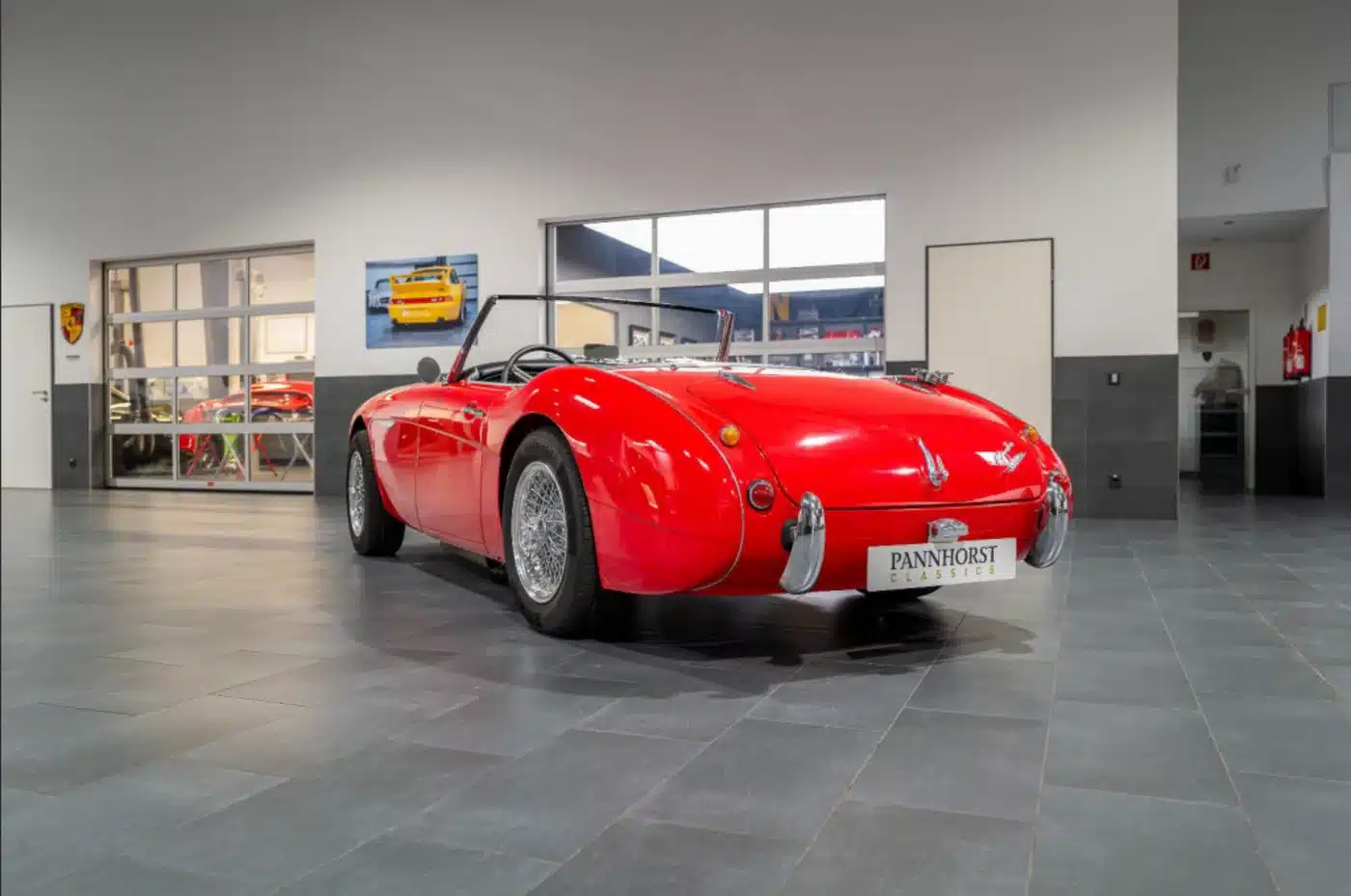 Roter Austin-Healey 3000 MK1 von 1959, restaurierter Roadster, Rückansicht im Ausstellungsraum