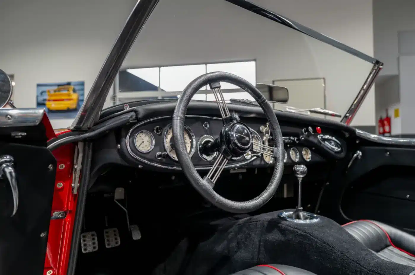Innenraum und Armaturenbrett eines Austin-Healey 3000 MK1 von 1959 mit authentischer Restauration.
