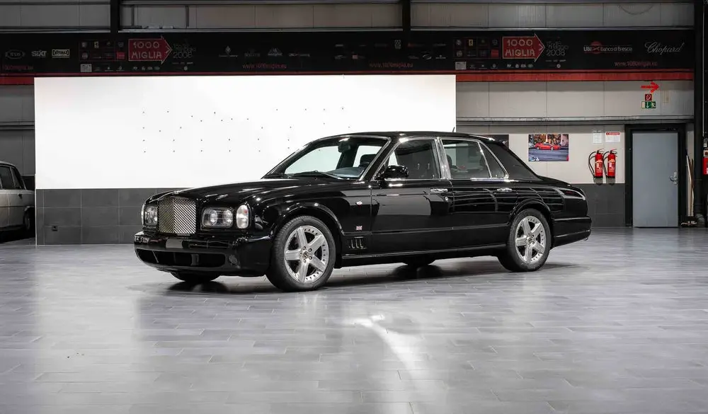 Bentley Arnage T24 Mulliner in einer Halle, Seitenansicht, schwarz, luxuriöse Limousine