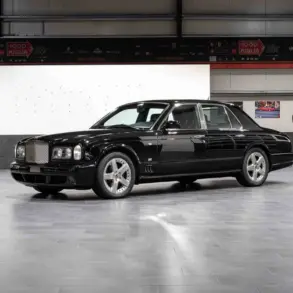 Bentley Arnage T24 Mulliner in einer Halle, Seitenansicht, schwarz, luxuriöse Limousine