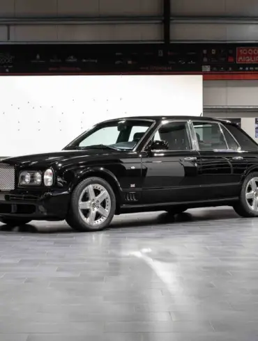 Bentley Arnage T24 Mulliner in einer Halle, Seitenansicht, schwarz, luxuriöse Limousine