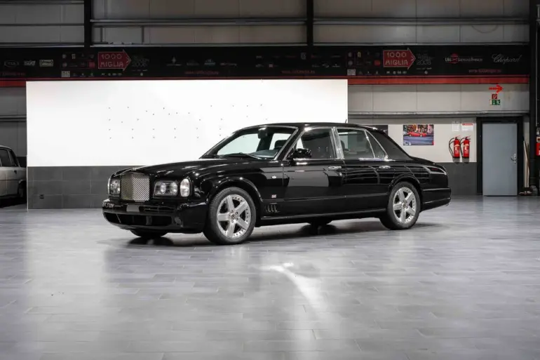 Bentley Arnage T24 Mulliner in einer Halle, Seitenansicht, schwarz, luxuriöse Limousine