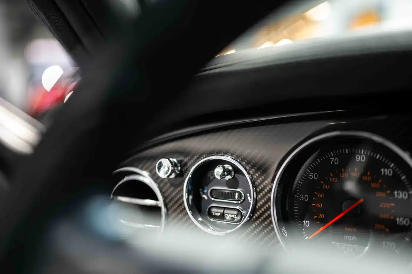 Nahaufnahme vom Armaturenbrett eines Bentley Arnage T24 Mulliner mit Tacho und Bedienelementen