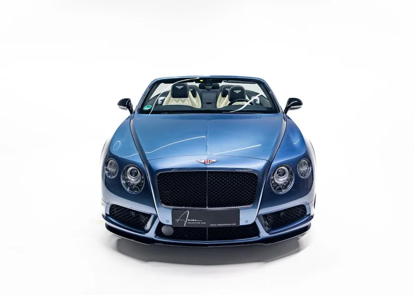 Frontansicht eines blauen Bentley Continental GTC V8 S Cabriolet Modelljahr 2014 mit hellem Interieur auf weißem Hintergrund.
