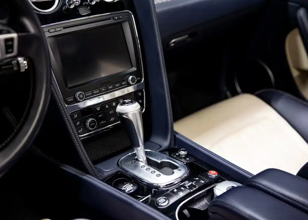 Luxuriöse Mittelkonsole und Schalthebel des Bentley Continental GTC V8 S von 2014 mit edlen Lederakzenten