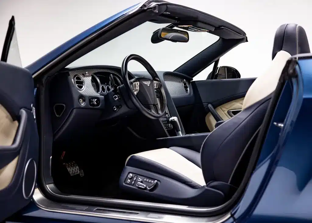 Innenraum eines blauen Bentley Continental GTC V8 S Cabriolets, Baujahr 2014, mit hochwertiger Lederausstattung.