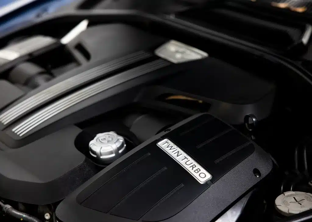 V8-Biturbomotor eines Bentley Continental GTC V8 S von 2014 in Nahaufnahme.