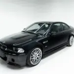 Schwarzer BMW M3 CSL E46 Coupé auf silbernen Leichtmetallrädern im Fotostudio
