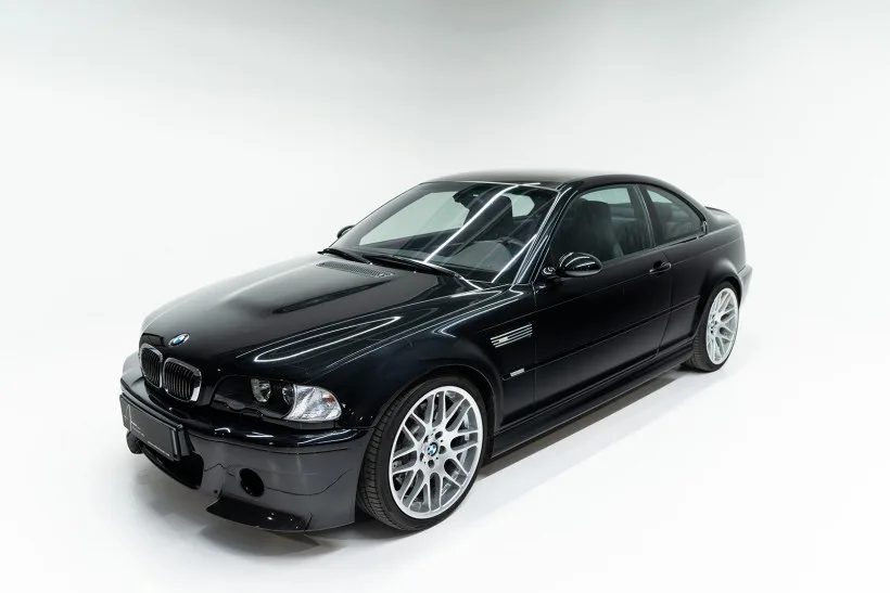 Schwarzer BMW M3 CSL E46 Coupé auf silbernen Leichtmetallrädern im Fotostudio