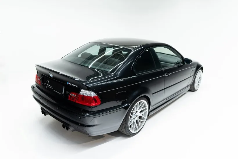 Heckansicht eines schwarzen BMW M3 CSL E46 Coupés auf weißem Hintergrund