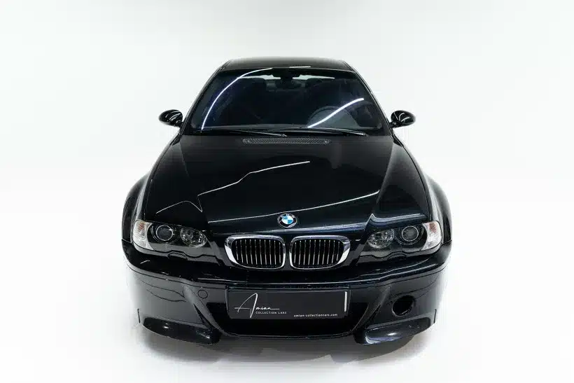 Frontansicht eines schwarzen BMW M3 CSL E46 Coupés vor weißem Hintergrund.