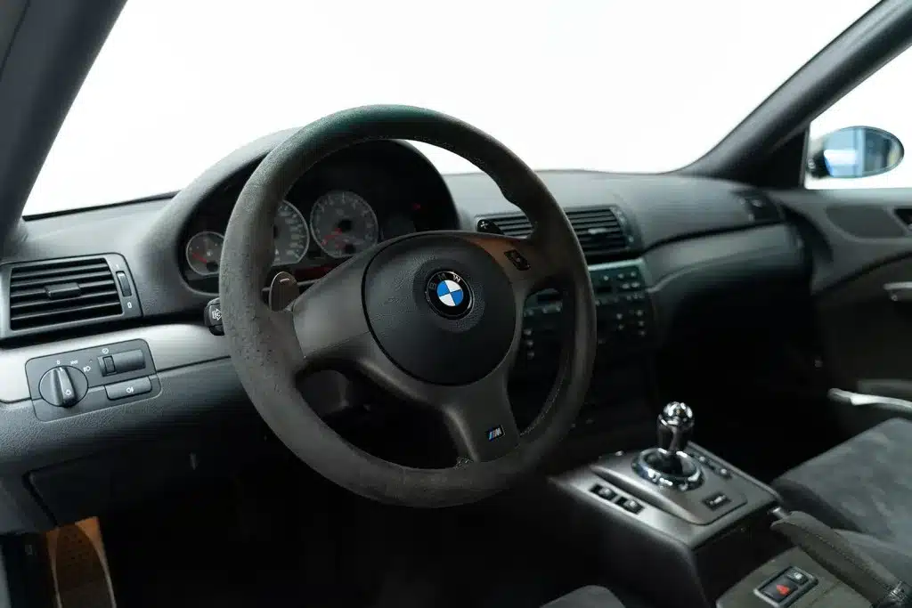 Cockpit mit Alcantara-Lenkrad und Mittelkonsole im BMW M3 CSL E46