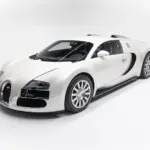 Bugatti Veyron 16.4, weiß, Baujahr 2007, Seitenansicht vor weißem Hintergrund